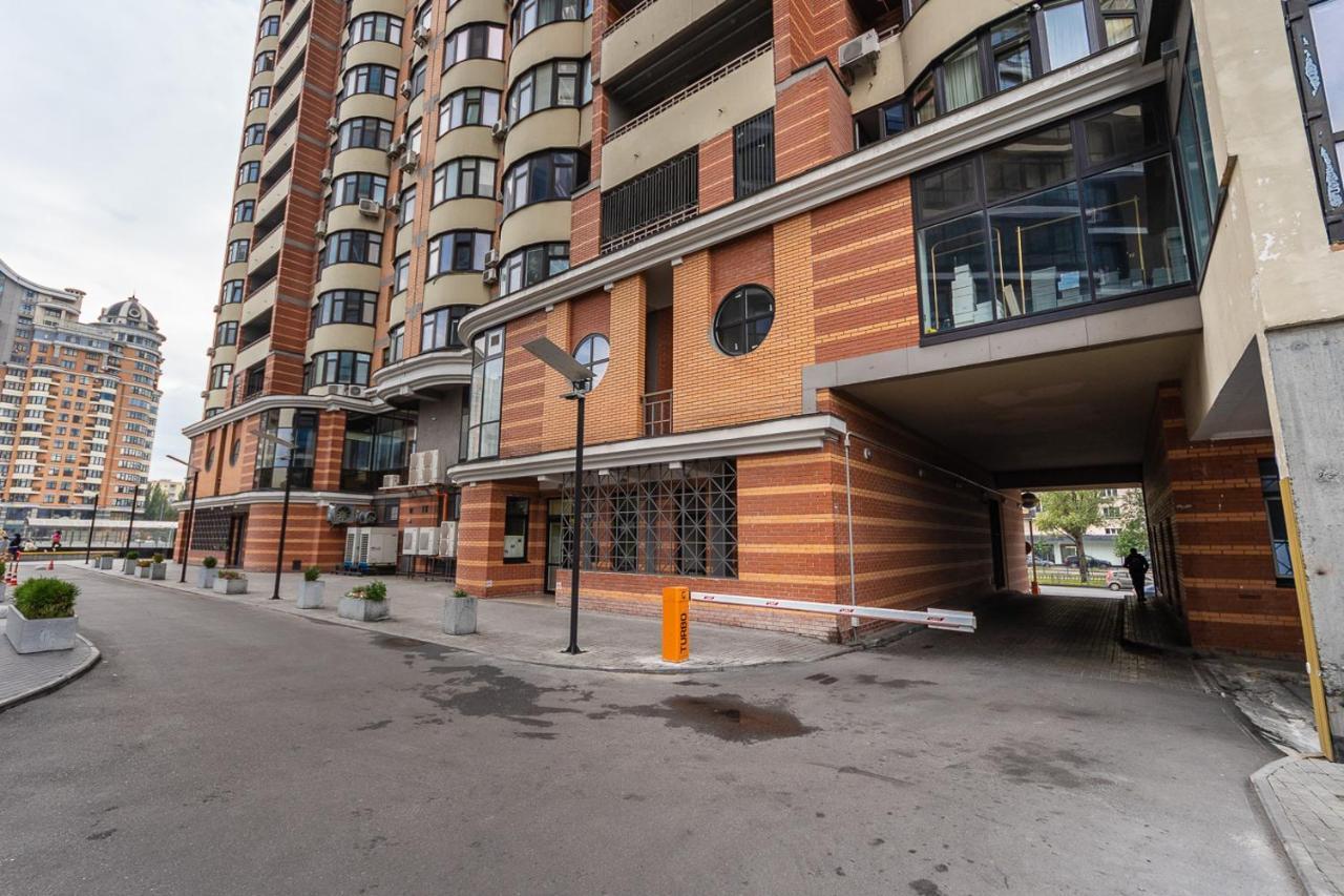 New Building Near Arena City Lesi Ukrainky 7A Київ Екстер'єр фото
